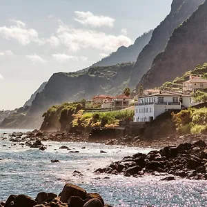 https://the-waves-hostel.madeira-islandshotels.com