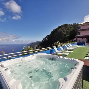 https://santana-in-nature-bed-breakfast.madeira-islandshotels.com